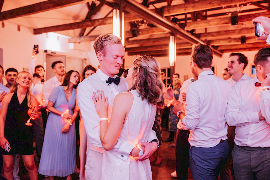 Katja Velmans Hochzeitsfotograf Düsseldorf – Standesamt und freie Trauung in der Auermühle