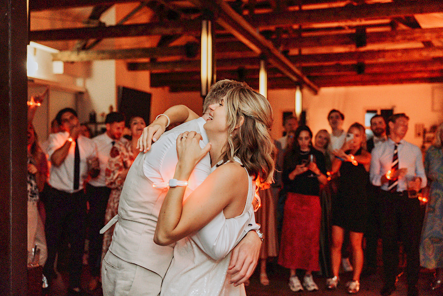 Katja Velmans Hochzeitsfotograf Düsseldorf – Standesamt und freie Trauung in der Auermühle