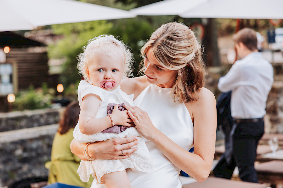 Katja Velmans Hochzeitsfotograf Düsseldorf – Standesamt und freie Trauung in der Auermühle