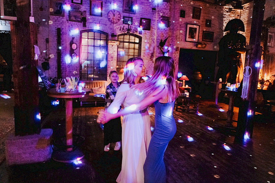 Katja Velmans Hochzeitsfotograf Düsseldorf – Freie Trauung im Gare du Neuss