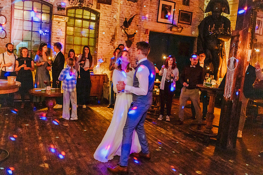 Katja Velmans Hochzeitsfotograf Düsseldorf – Freie Trauung im Gare du Neuss