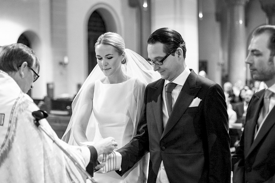 Katja Velmans Hochzeitsfotograf Düsseldorf – Kirchliche Trauung in Oberkassel und Hochzeitsfeier im Landhaus Mönchenwerth