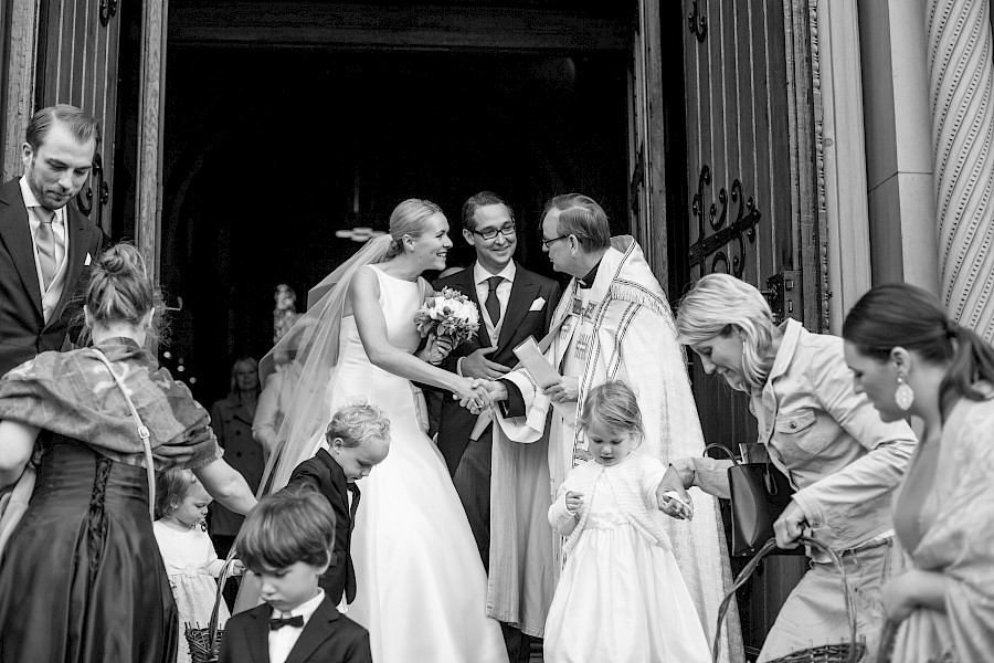 Katja Velmans Hochzeitsfotograf Düsseldorf – Kirchliche Trauung in Oberkassel und Hochzeitsfeier im Landhaus Mönchenwerth