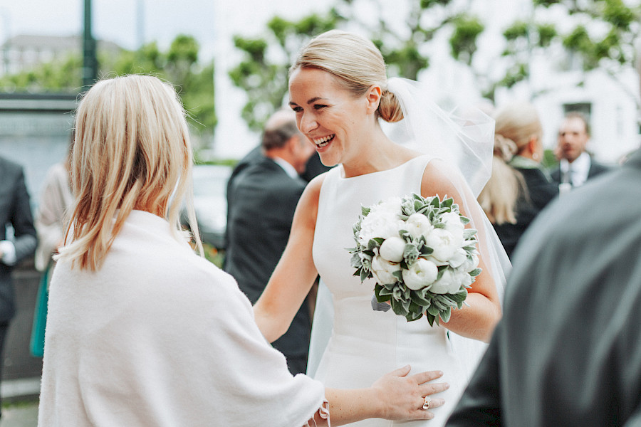 Katja Velmans Hochzeitsfotograf Düsseldorf – Kirchliche Trauung in Oberkassel und Hochzeitsfeier im Landhaus Mönchenwerth