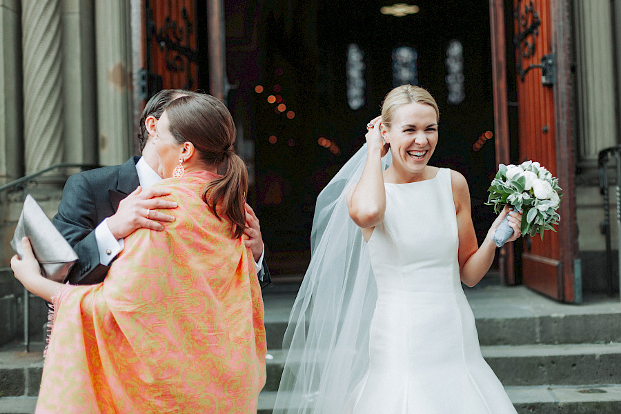 Katja Velmans Hochzeitsfotograf Düsseldorf – Kirchliche Trauung in Oberkassel und Hochzeitsfeier im Landhaus Mönchenwerth