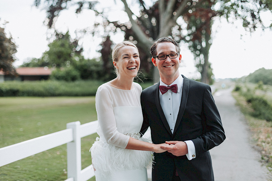 Katja Velmans Hochzeitsfotograf Düsseldorf – Kirchliche Trauung in Oberkassel und Hochzeitsfeier im Landhaus Mönchenwerth