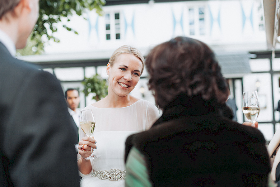 Katja Velmans Hochzeitsfotograf Düsseldorf – Kirchliche Trauung in Oberkassel und Hochzeitsfeier im Landhaus Mönchenwerth