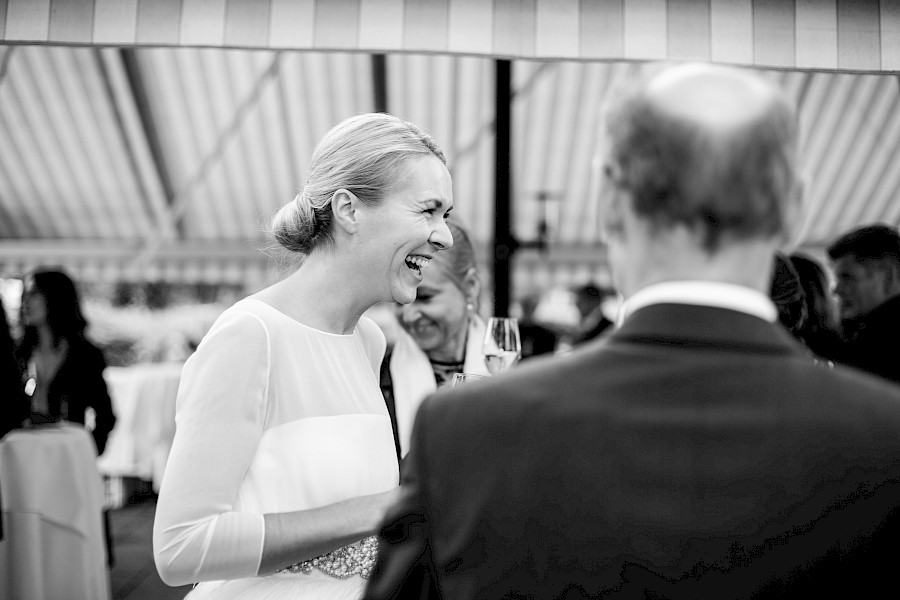 Katja Velmans Hochzeitsfotograf Düsseldorf – Kirchliche Trauung in Oberkassel und Hochzeitsfeier im Landhaus Mönchenwerth