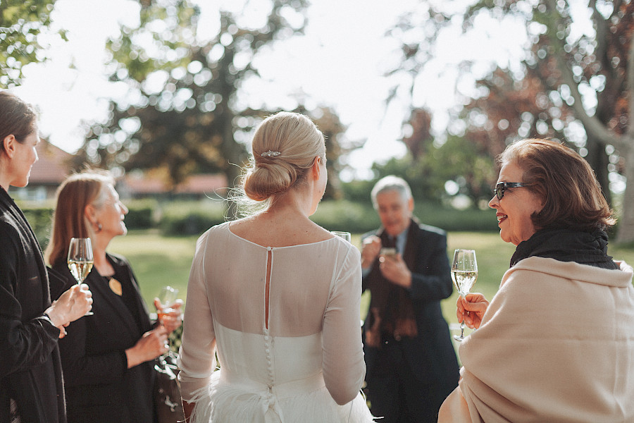 Katja Velmans Hochzeitsfotograf Düsseldorf – Kirchliche Trauung in Oberkassel und Hochzeitsfeier im Landhaus Mönchenwerth