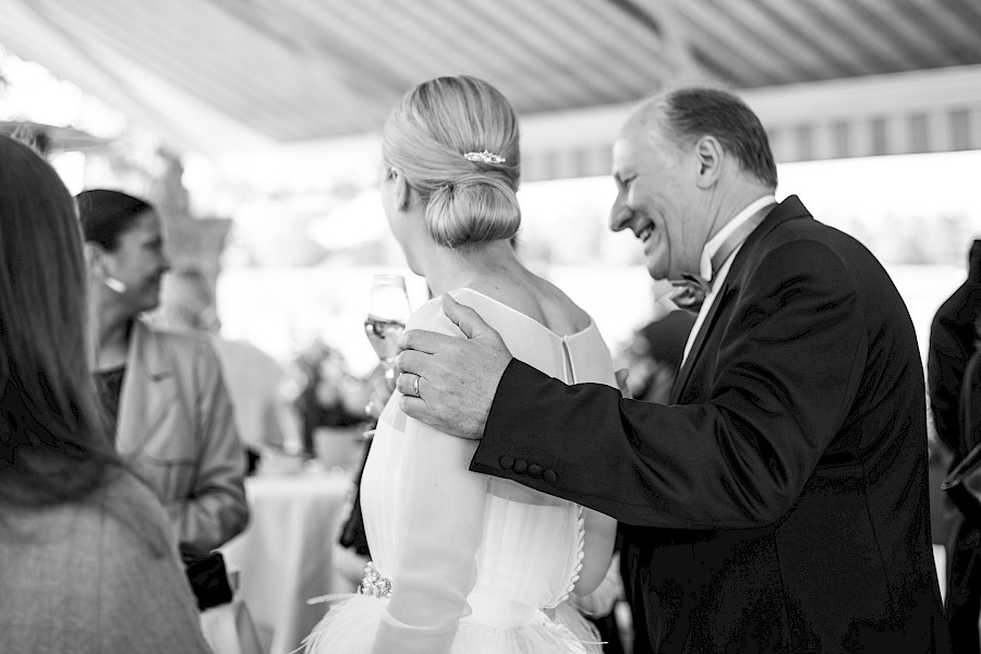 Katja Velmans Hochzeitsfotograf Düsseldorf – Kirchliche Trauung in Oberkassel und Hochzeitsfeier im Landhaus Mönchenwerth