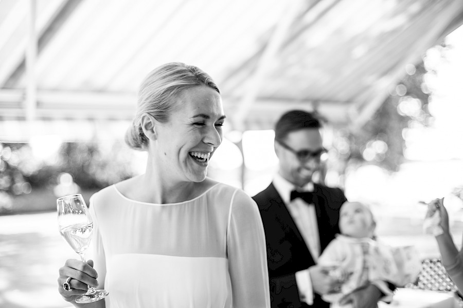 Katja Velmans Hochzeitsfotograf Düsseldorf – Kirchliche Trauung in Oberkassel und Hochzeitsfeier im Landhaus Mönchenwerth