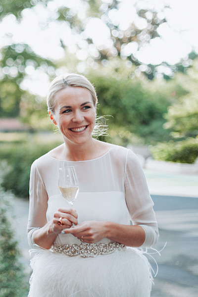 Katja Velmans Hochzeitsfotograf Düsseldorf – Kirchliche Trauung in Oberkassel und Hochzeitsfeier im Landhaus Mönchenwerth