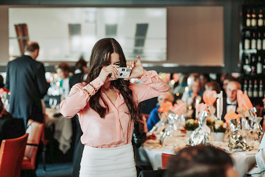 Katja Velmans Hochzeitsfotograf Düsseldorf – Kirchliche Trauung in Oberkassel und Hochzeitsfeier im Landhaus Mönchenwerth