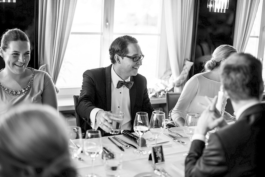 Katja Velmans Hochzeitsfotograf Düsseldorf – Kirchliche Trauung in Oberkassel und Hochzeitsfeier im Landhaus Mönchenwerth