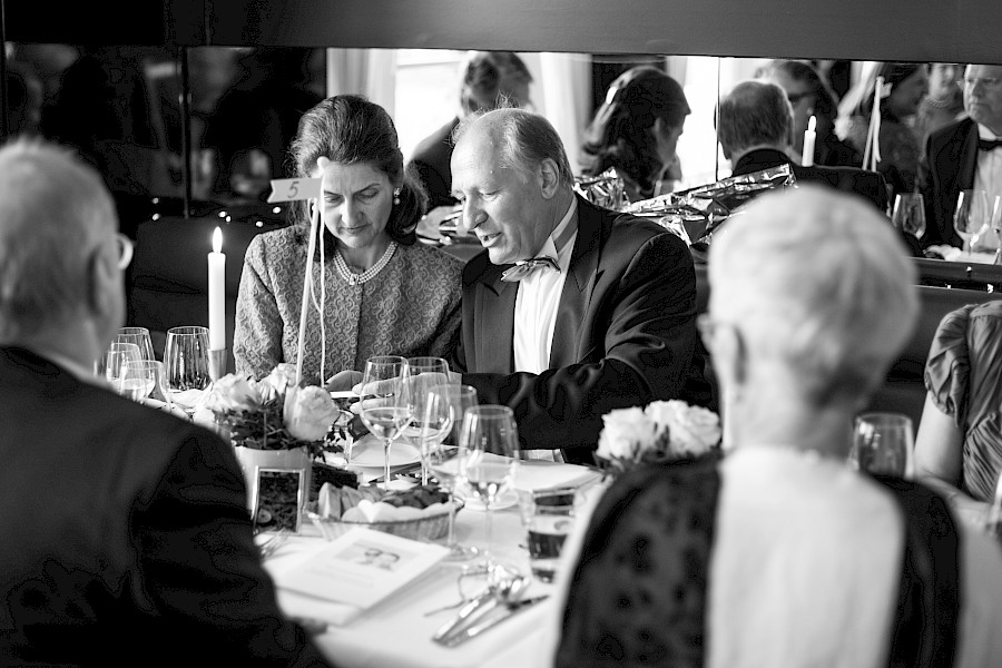 Katja Velmans Hochzeitsfotograf Düsseldorf – Kirchliche Trauung in Oberkassel und Hochzeitsfeier im Landhaus Mönchenwerth