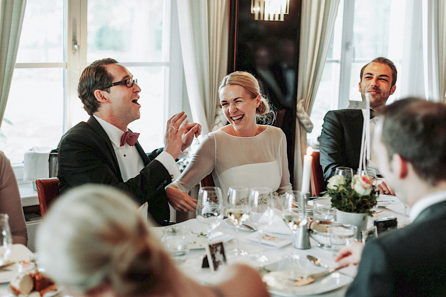 Katja Velmans Hochzeitsfotograf Düsseldorf – Kirchliche Trauung in Oberkassel und Hochzeitsfeier im Landhaus Mönchenwerth