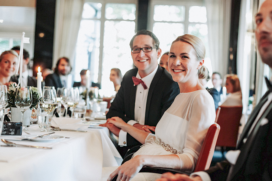 Katja Velmans Hochzeitsfotograf Düsseldorf – Kirchliche Trauung in Oberkassel und Hochzeitsfeier im Landhaus Mönchenwerth