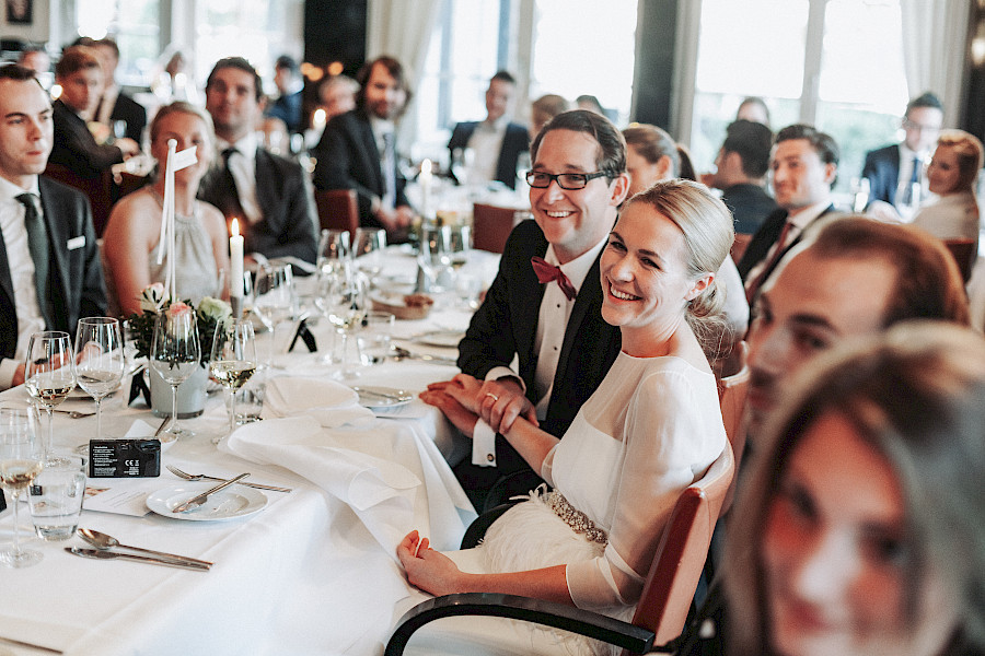 Katja Velmans Hochzeitsfotograf Düsseldorf – Kirchliche Trauung in Oberkassel und Hochzeitsfeier im Landhaus Mönchenwerth