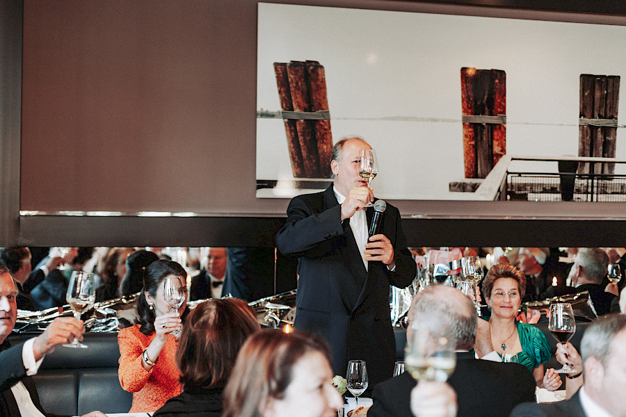 Katja Velmans Hochzeitsfotograf Düsseldorf – Kirchliche Trauung in Oberkassel und Hochzeitsfeier im Landhaus Mönchenwerth