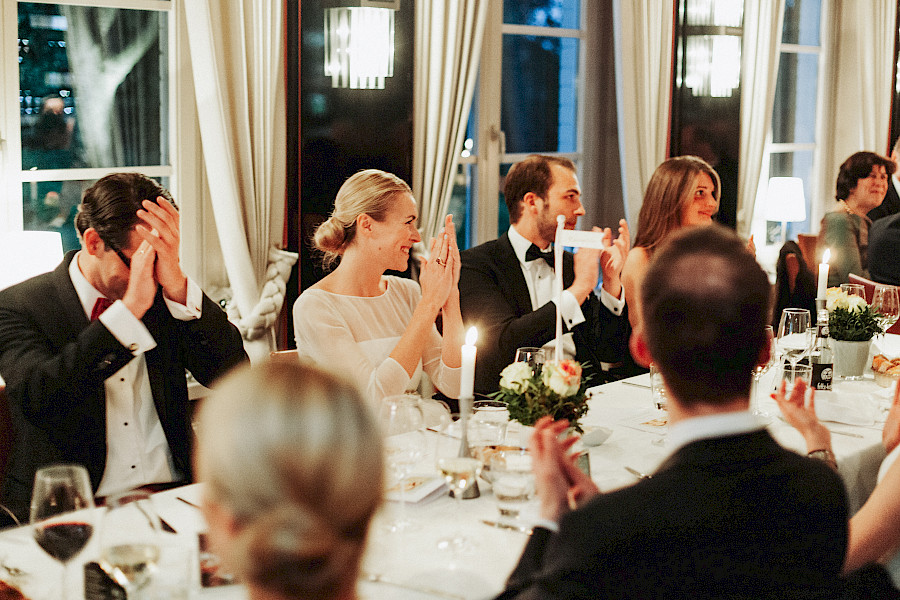 Katja Velmans Hochzeitsfotograf Düsseldorf – Kirchliche Trauung in Oberkassel und Hochzeitsfeier im Landhaus Mönchenwerth