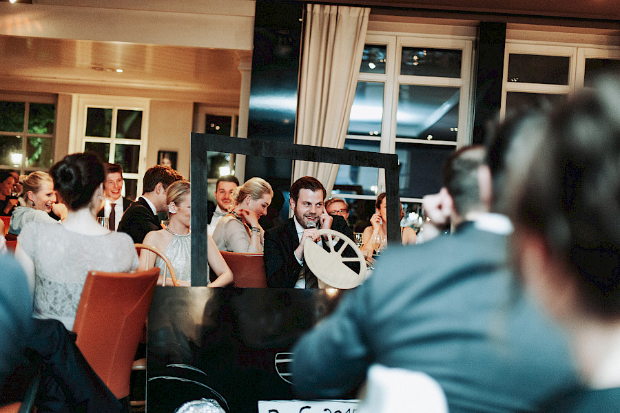 Katja Velmans Hochzeitsfotograf Düsseldorf – Kirchliche Trauung in Oberkassel und Hochzeitsfeier im Landhaus Mönchenwerth