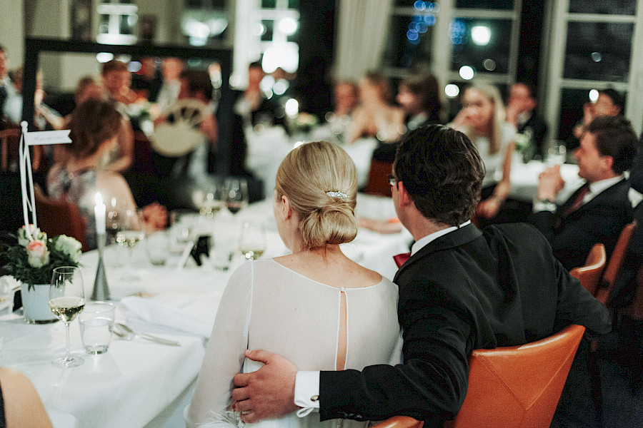 Katja Velmans Hochzeitsfotograf Düsseldorf – Kirchliche Trauung in Oberkassel und Hochzeitsfeier im Landhaus Mönchenwerth