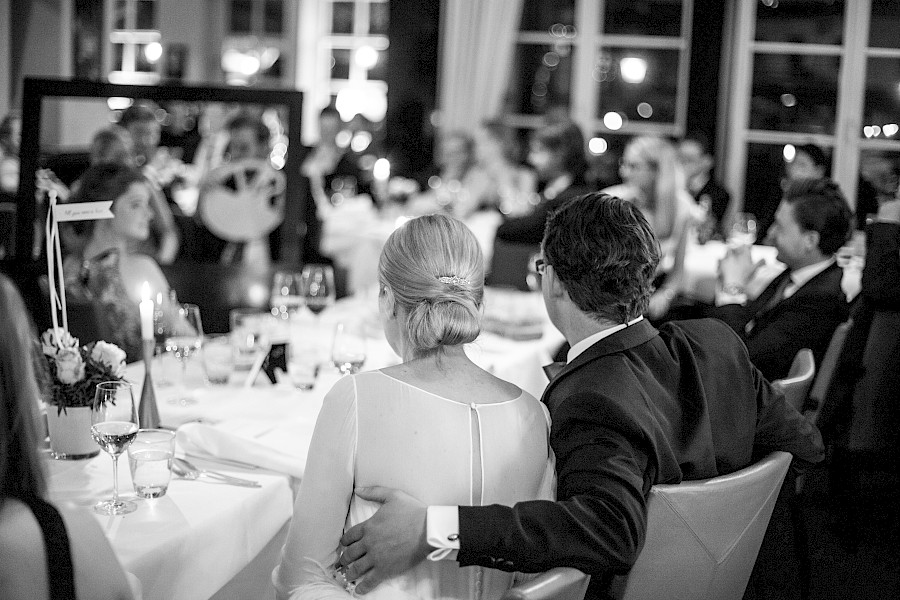 Katja Velmans Hochzeitsfotograf Düsseldorf – Kirchliche Trauung in Oberkassel und Hochzeitsfeier im Landhaus Mönchenwerth