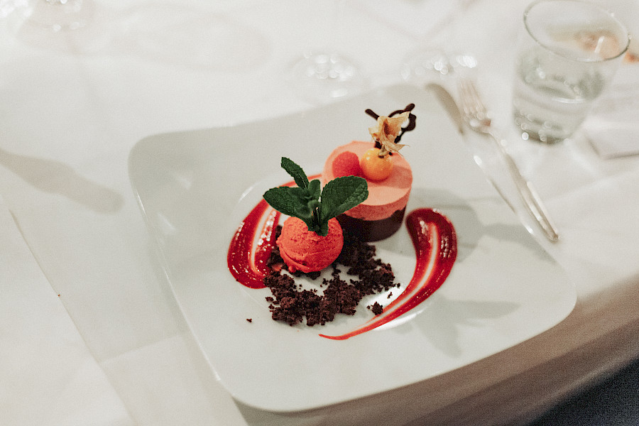 Katja Velmans Hochzeitsfotograf Düsseldorf – Kirchliche Trauung in Oberkassel und Hochzeitsfeier im Landhaus Mönchenwerth