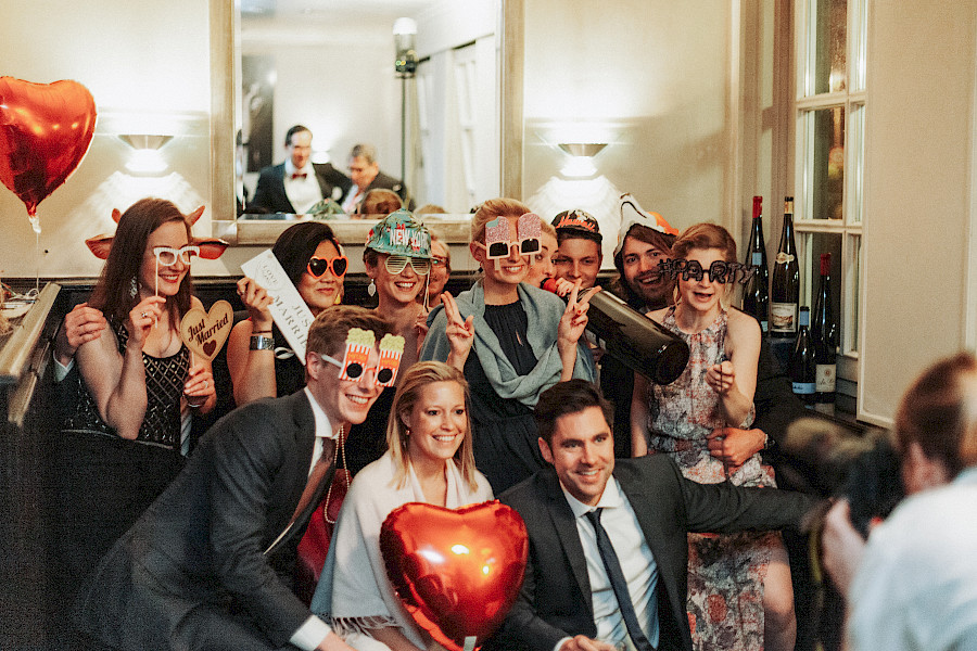 Katja Velmans Hochzeitsfotograf Düsseldorf – Kirchliche Trauung in Oberkassel und Hochzeitsfeier im Landhaus Mönchenwerth