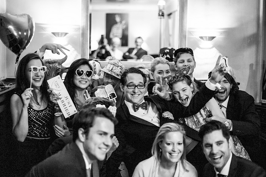 Katja Velmans Hochzeitsfotograf Düsseldorf – Kirchliche Trauung in Oberkassel und Hochzeitsfeier im Landhaus Mönchenwerth