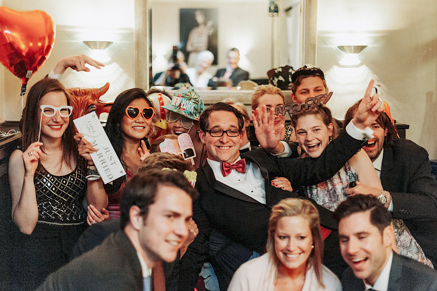 Katja Velmans Hochzeitsfotograf Düsseldorf – Kirchliche Trauung in Oberkassel und Hochzeitsfeier im Landhaus Mönchenwerth