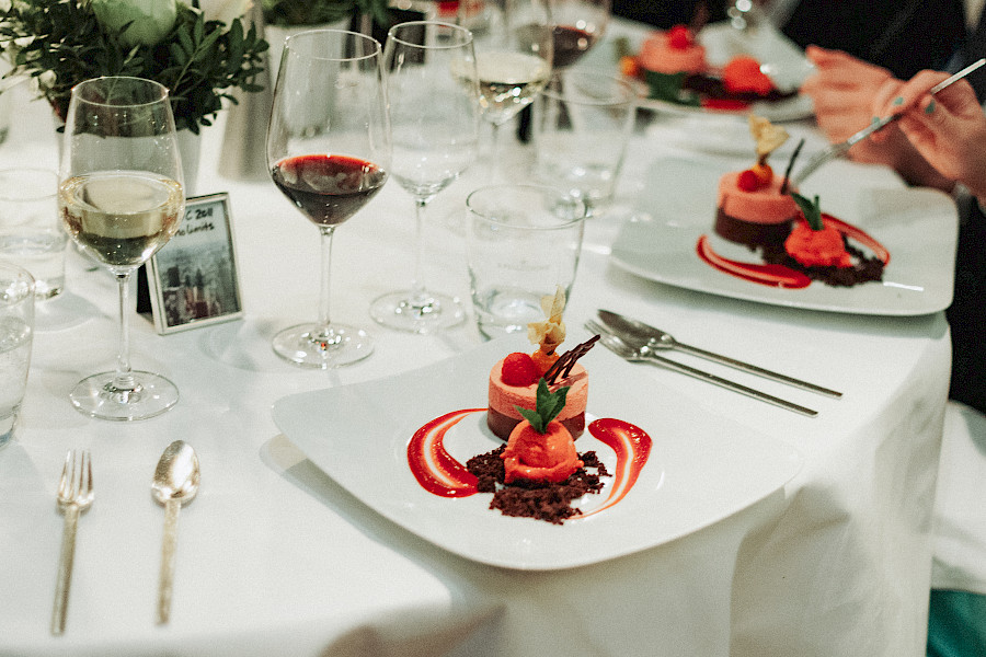Katja Velmans Hochzeitsfotograf Düsseldorf – Kirchliche Trauung in Oberkassel und Hochzeitsfeier im Landhaus Mönchenwerth