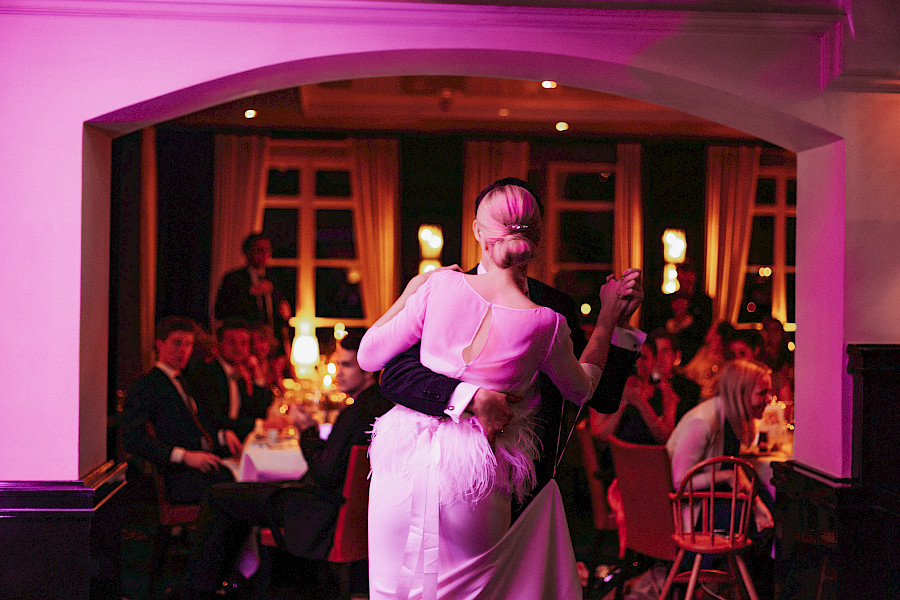 Katja Velmans Hochzeitsfotograf Düsseldorf – Kirchliche Trauung in Oberkassel und Hochzeitsfeier im Landhaus Mönchenwerth