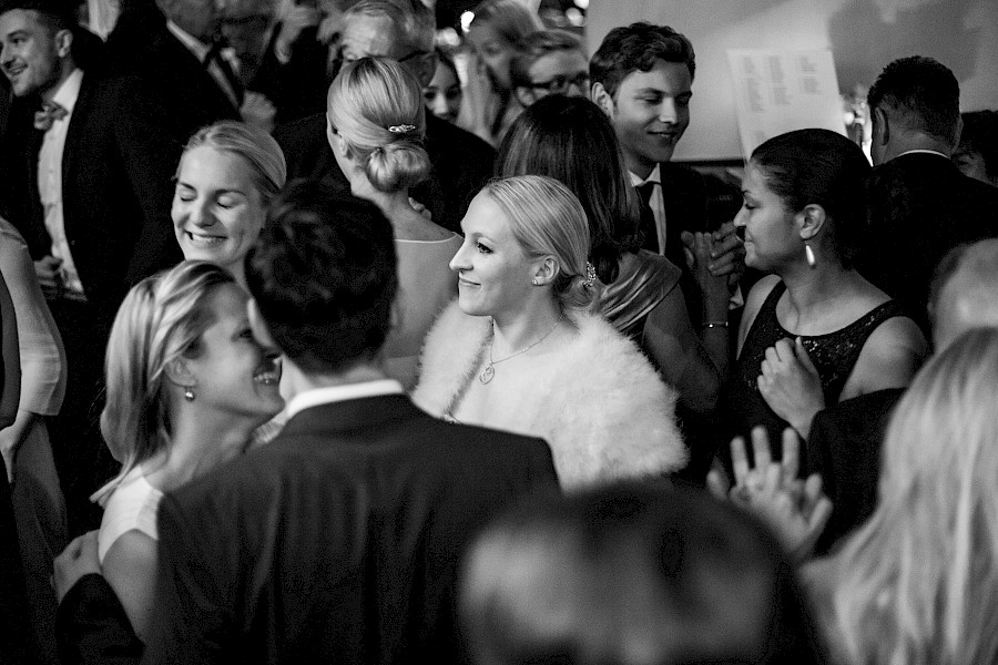 Katja Velmans Hochzeitsfotograf Düsseldorf – Kirchliche Trauung in Oberkassel und Hochzeitsfeier im Landhaus Mönchenwerth