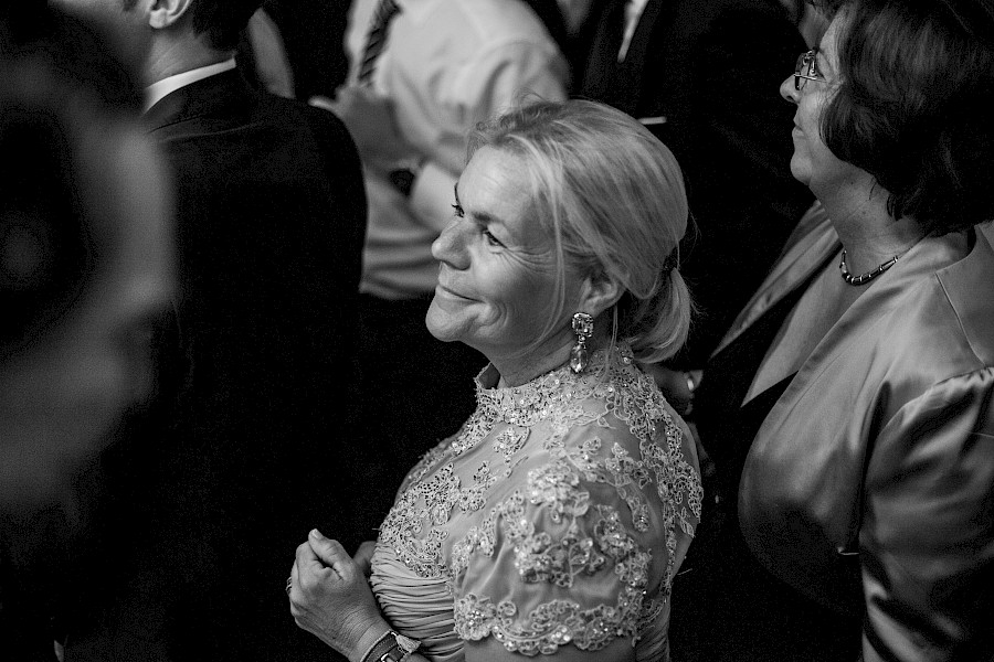 Katja Velmans Hochzeitsfotograf Düsseldorf – Kirchliche Trauung in Oberkassel und Hochzeitsfeier im Landhaus Mönchenwerth