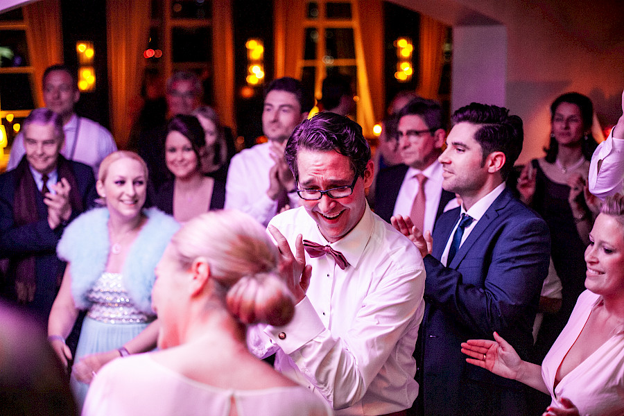 Katja Velmans Hochzeitsfotograf Düsseldorf – Kirchliche Trauung in Oberkassel und Hochzeitsfeier im Landhaus Mönchenwerth