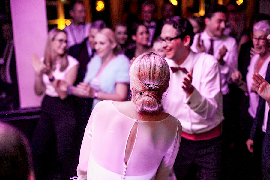 Katja Velmans Hochzeitsfotograf Düsseldorf – Kirchliche Trauung in Oberkassel und Hochzeitsfeier im Landhaus Mönchenwerth