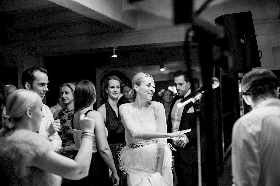 Katja Velmans Hochzeitsfotograf Düsseldorf – Kirchliche Trauung in Oberkassel und Hochzeitsfeier im Landhaus Mönchenwerth