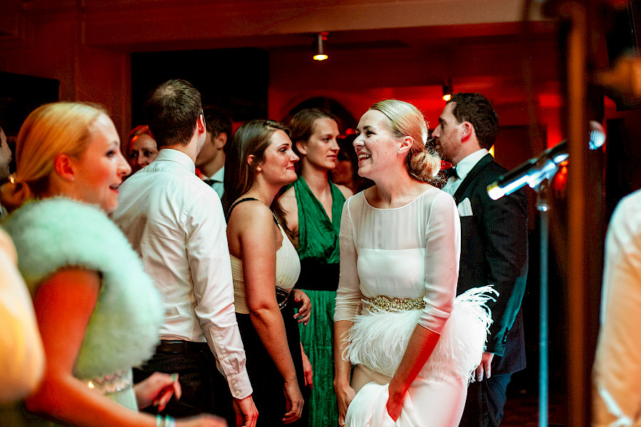 Katja Velmans Hochzeitsfotograf Düsseldorf – Kirchliche Trauung in Oberkassel und Hochzeitsfeier im Landhaus Mönchenwerth