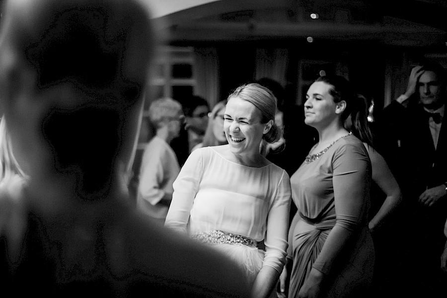 Katja Velmans Hochzeitsfotograf Düsseldorf – Kirchliche Trauung in Oberkassel und Hochzeitsfeier im Landhaus Mönchenwerth