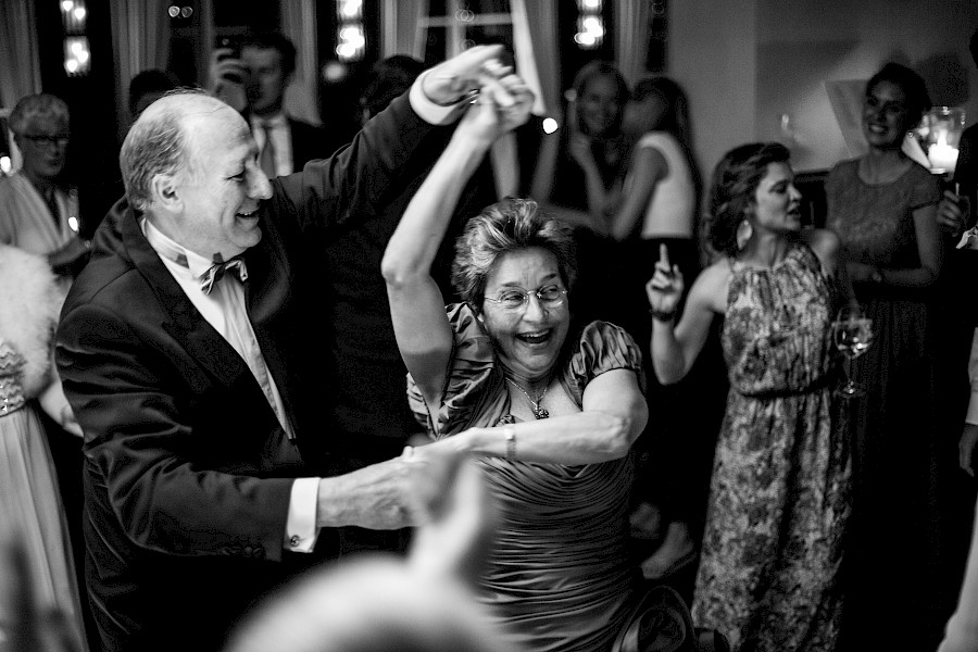 Katja Velmans Hochzeitsfotograf Düsseldorf – Kirchliche Trauung in Oberkassel und Hochzeitsfeier im Landhaus Mönchenwerth