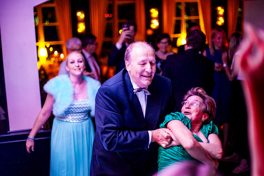 Katja Velmans Hochzeitsfotograf Düsseldorf – Kirchliche Trauung in Oberkassel und Hochzeitsfeier im Landhaus Mönchenwerth