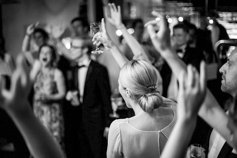 Katja Velmans Hochzeitsfotograf Düsseldorf – Kirchliche Trauung in Oberkassel und Hochzeitsfeier im Landhaus Mönchenwerth