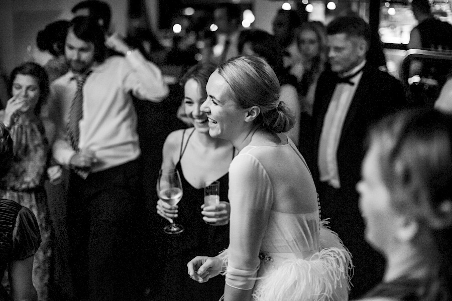 Katja Velmans Hochzeitsfotograf Düsseldorf – Kirchliche Trauung in Oberkassel und Hochzeitsfeier im Landhaus Mönchenwerth