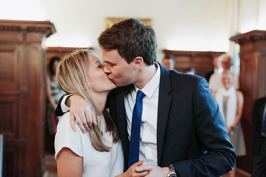 Katja Velmans Hochzeitsfotograf Düsseldorf – Franzi und Ben - Standesamtliche Trauung Düsseldorf Inselstraße