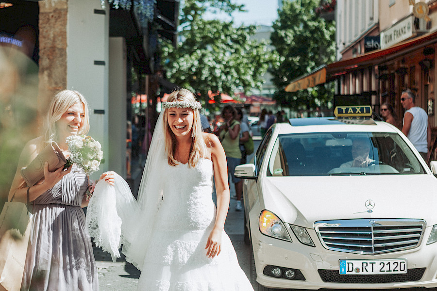 Katja Velmans Hochzeitsfotograf Düsseldorf – Kirchliche Trauung in der Altstadt und Hochzeitsfeier auf dem Nothenhof