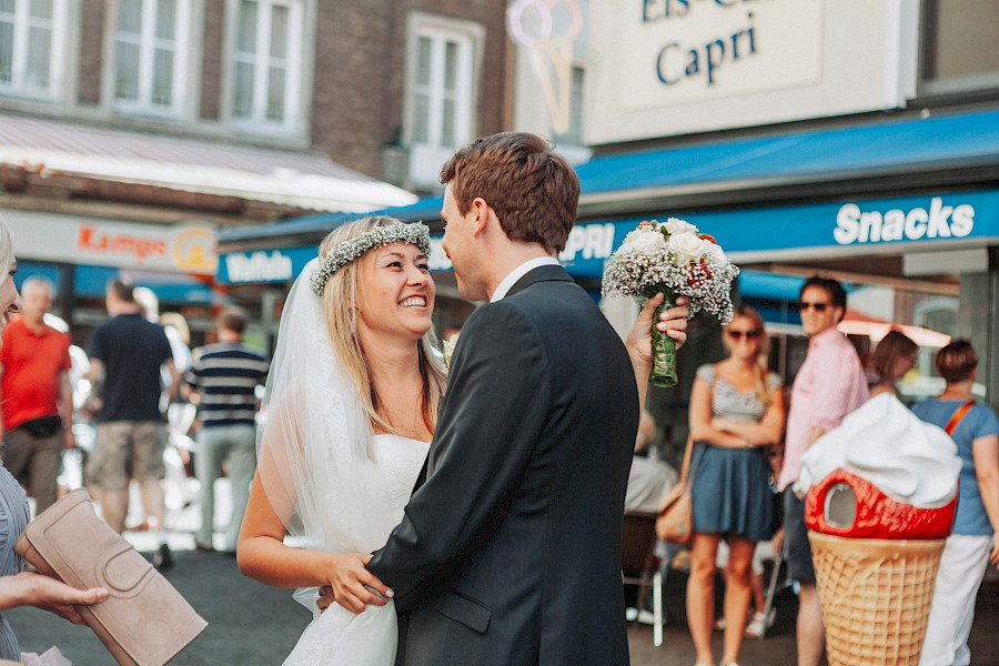 Katja Velmans Hochzeitsfotograf Düsseldorf – Kirchliche Trauung in der Altstadt und Hochzeitsfeier auf dem Nothenhof