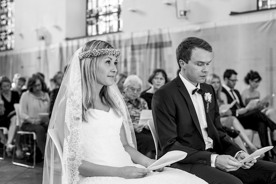 Katja Velmans Hochzeitsfotograf Düsseldorf – Kirchliche Trauung in der Altstadt und Hochzeitsfeier auf dem Nothenhof