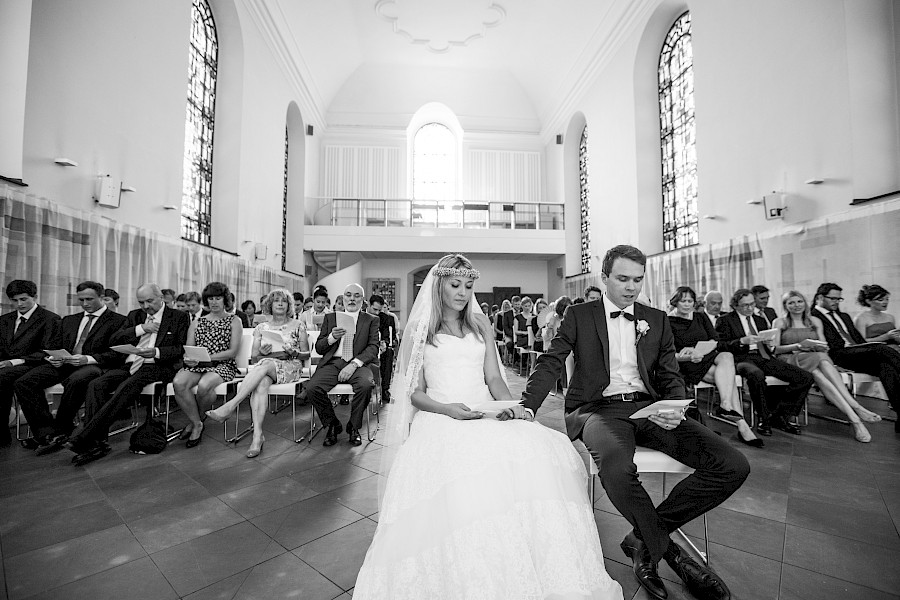 Katja Velmans Hochzeitsfotograf Düsseldorf – Kirchliche Trauung in der Altstadt und Hochzeitsfeier auf dem Nothenhof