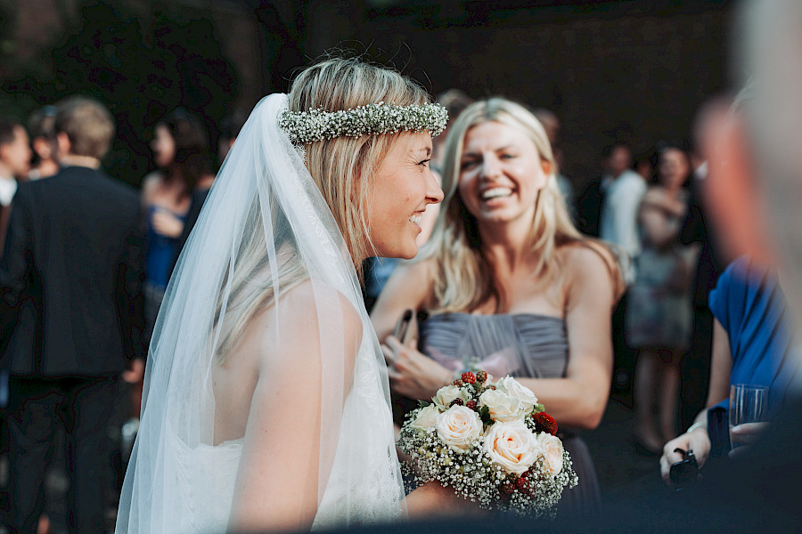 Katja Velmans Hochzeitsfotograf Düsseldorf – Kirchliche Trauung in der Altstadt und Hochzeitsfeier auf dem Nothenhof